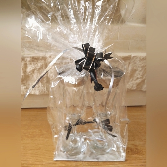 Elegant Champagne Flutes w/ beautiful Silver Etched Design -Set of 2 - Picture 2 of 4